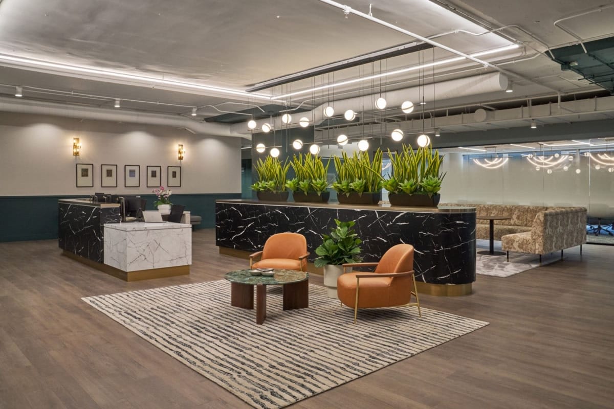 quầy lễ tân văn phòng hiện đại thiết kế bởi Rehouse