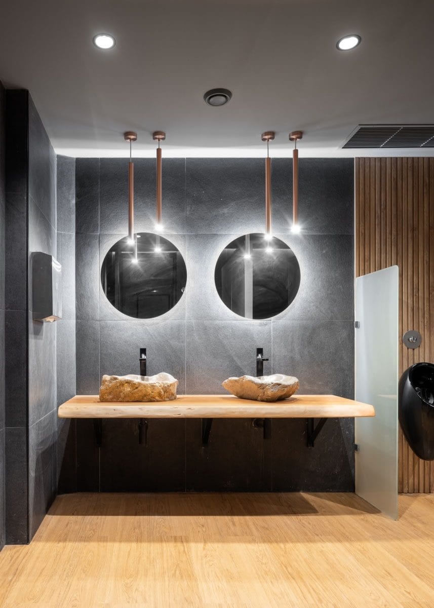 Restroom — nhà vệ sinh văn phòng